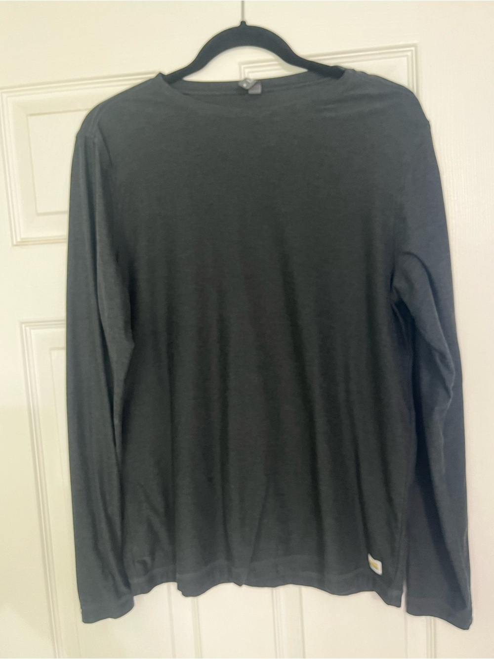 Vuori Long Sleeve Tee in Charcoal Gray